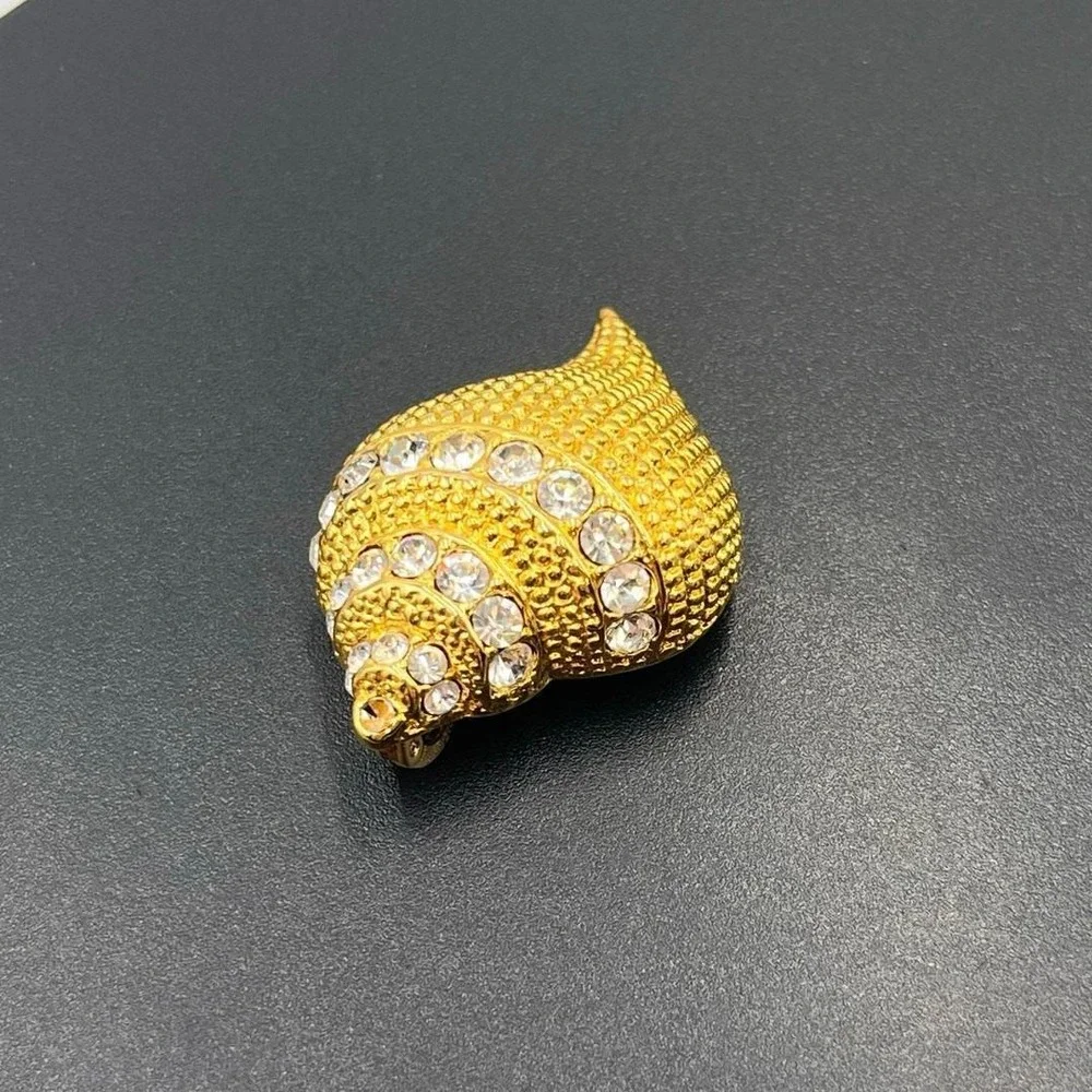 Kenneth Jay Lane KJL Conch Seashell Rhinestone Gold Tone Shell‎ Brooch Pendant